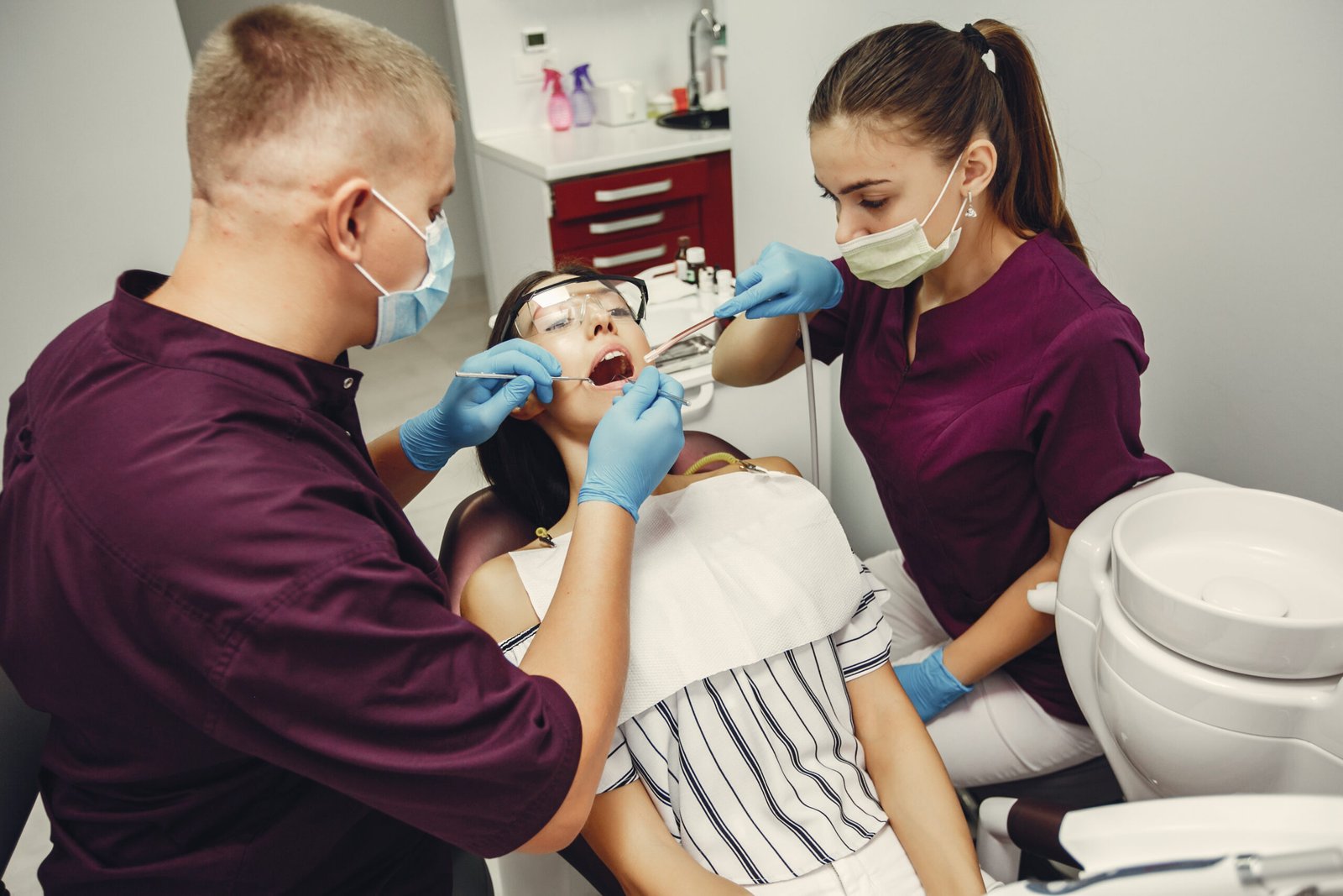 You are currently viewing Signs You Need to Visit a Dentist Immediately